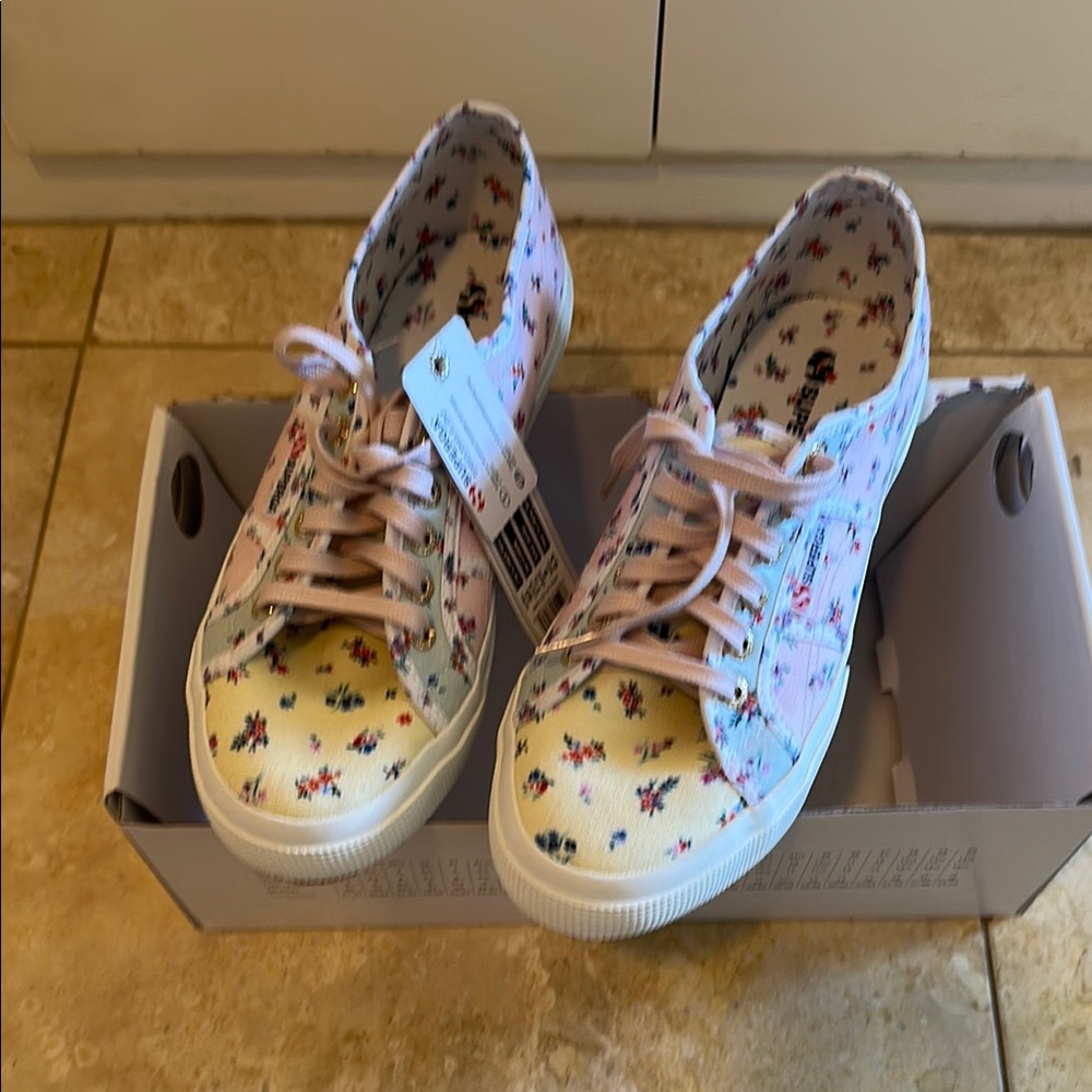 Superga women’s tennis shoe